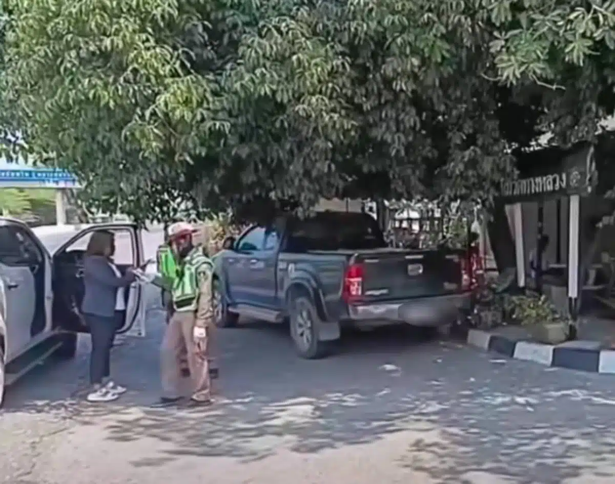 ที่เกิดเหตุป้าวีนฉ่ำด่าตำรวจเหตุไม่ต่อภาษีรถ