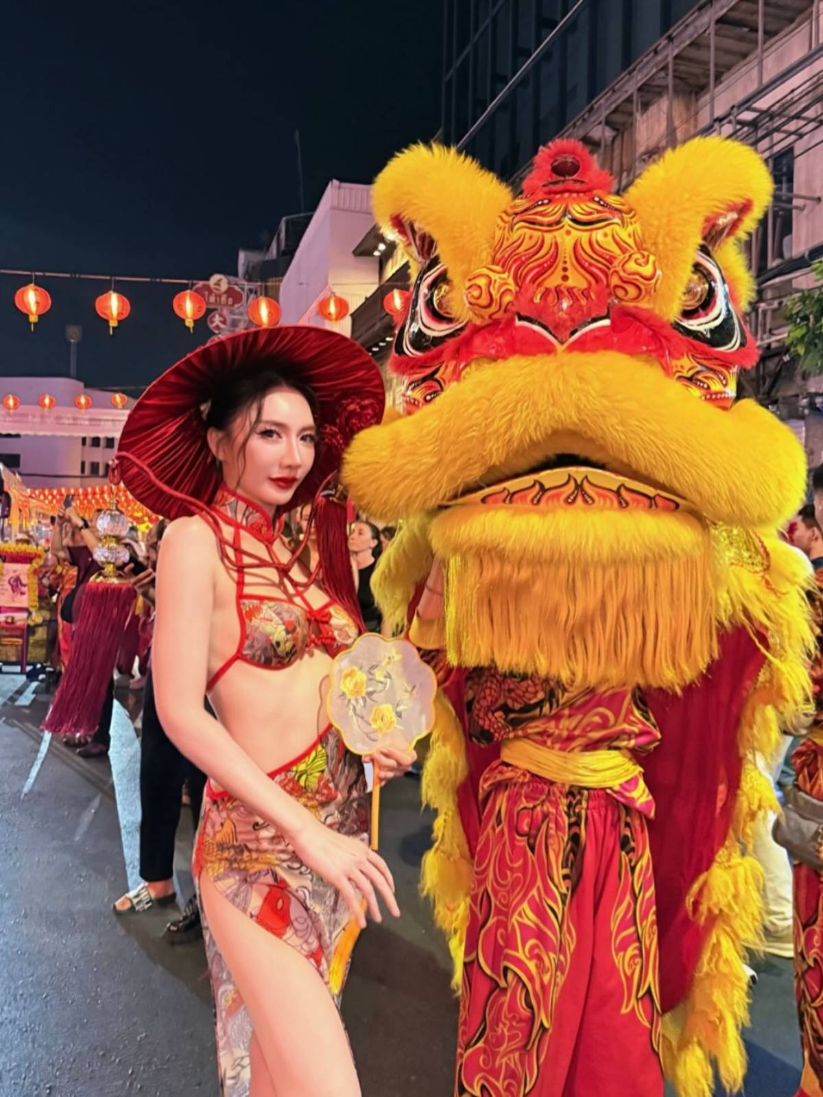 เบนซ์ในลุคเซ็กซี่ ณ เยาวราช ตรุษจีน 2026 ที่ผ่านมา