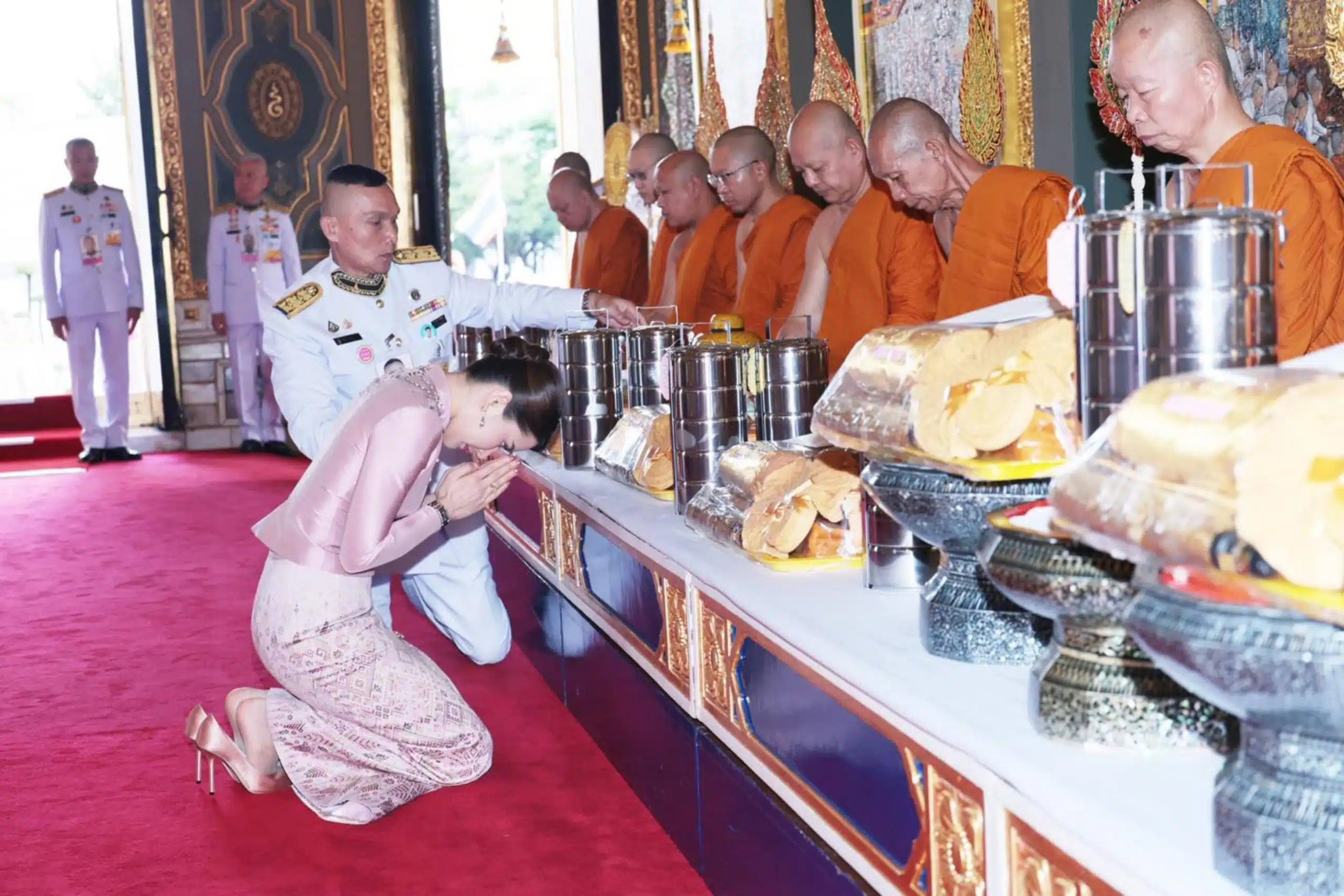 พระบาทสมเด็จพระเจ้าอยู่หัวทรงปล่อยสัตว์เพื่อสร้างบุญกุศล ณ วัดราชบพิตร