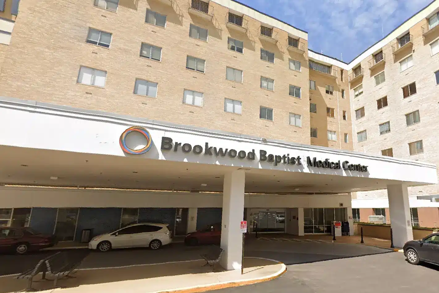 สามีวัย 19 ปียิงภรรยาวัย 24 ปีเสียชีวิต ก่อนยิงตัวเองตายตามที่โรงพยาบาล เพียงไม่นานหลังจากที่ฝ่ายหญิงเพิ่งคลอดลูกคนแรก