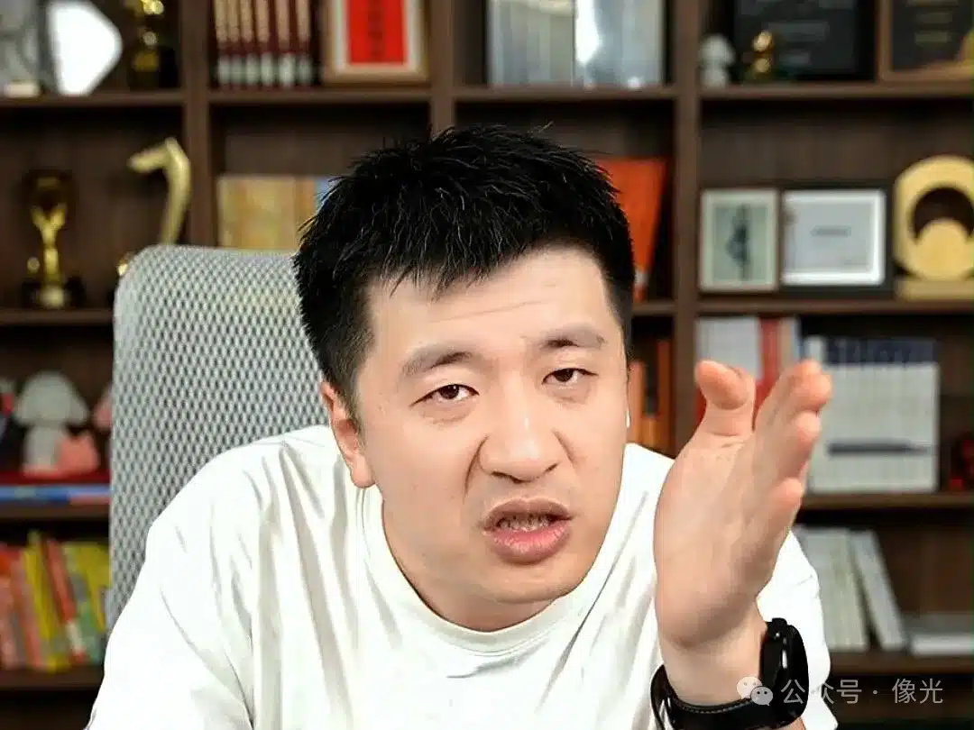 จางเสวี่ยเฟิง ติวเตอร์ชื่อดังเสียชีวิตกะทันหันด้วยภาวะหัวใจหยุดเต้นเฉียบพลัน