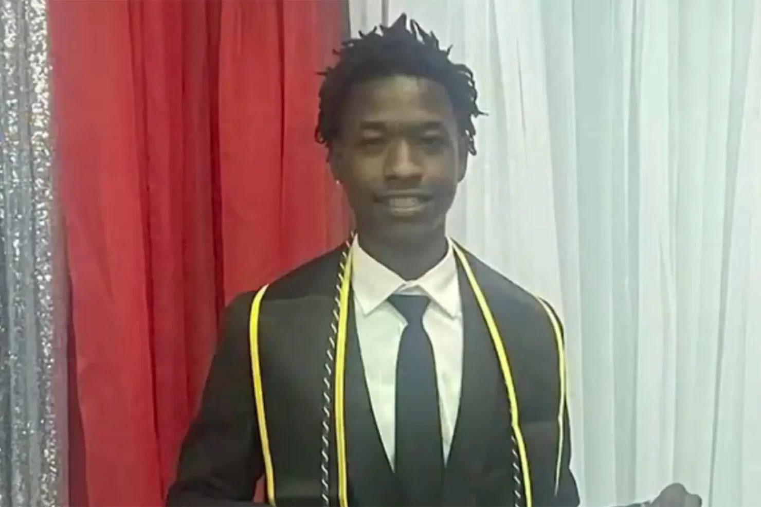 สามีวัย 19 ปียิงภรรยาวัย 24 ปีเสียชีวิต ก่อนยิงตัวเองตายตามที่โรงพยาบาล เพียงไม่นานหลังจากที่ฝ่ายหญิงเพิ่งคลอดลูกคนแรก