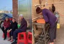 อบอุ่นหัวใจ ลูกสาว 91 ปี ร้องไห้อ้อนแม่ 113 ปี ชาวเน็ตแห่อิจฉา "อายุเท่านี้ยังมีแม่ให้กอด"