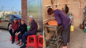 อบอุ่นหัวใจ ลูกสาว 91 ปี ร้องไห้อ้อนแม่ 113 ปี ชาวเน็ตแห่อิจฉา "อายุเท่านี้ยังมีแม่ให้กอด"