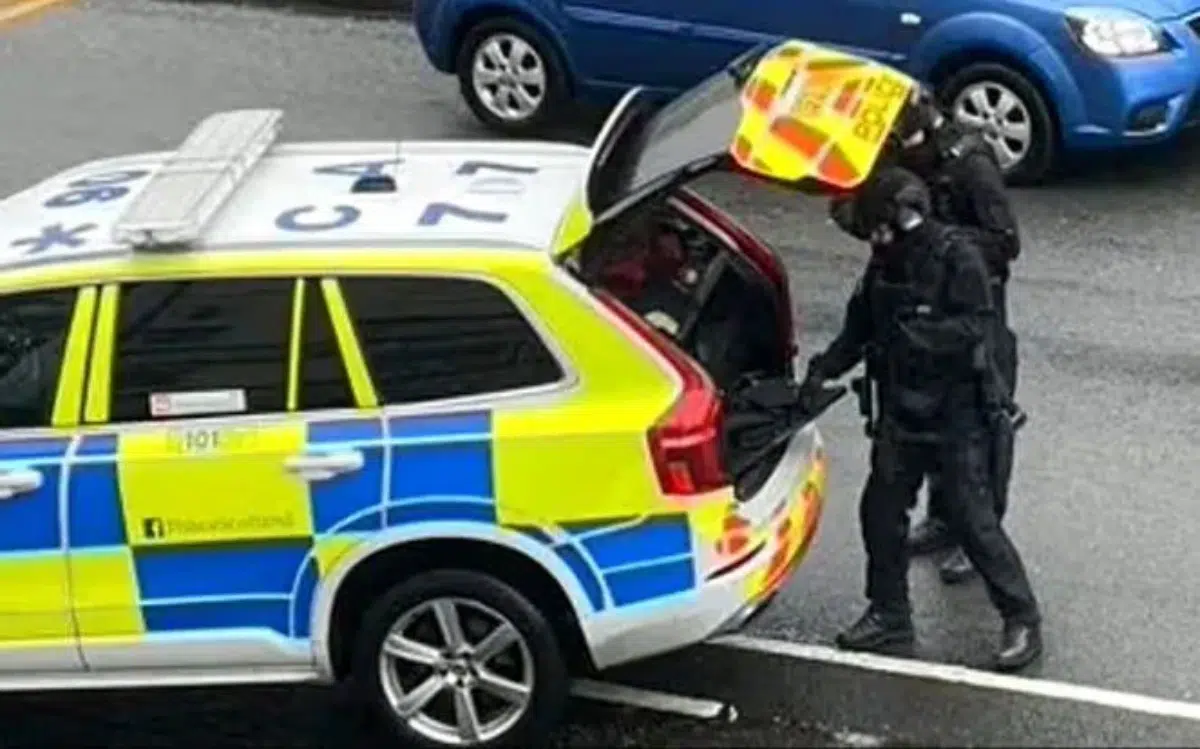 เหตุการณ์เผชิญหน้าในเอดินบะระ ผู้ต้องสงสัยยิ้มแย้มจากหน้าต่างชั้น 11 หลังก่อเหตุแทงคนหลายราย