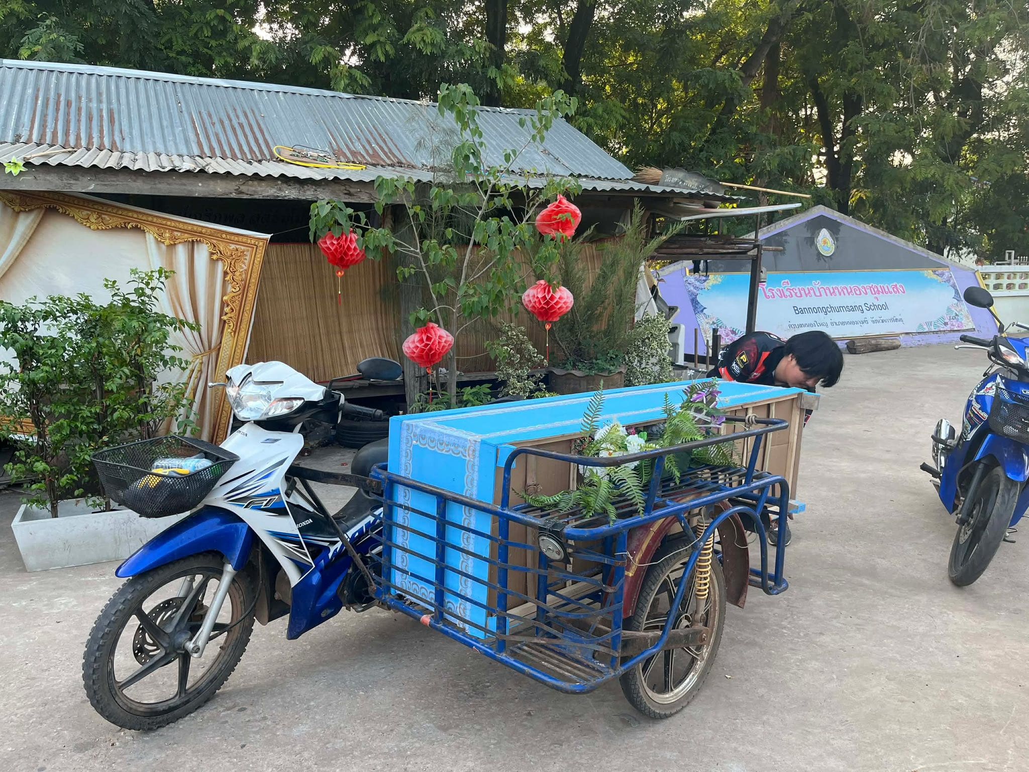 กู้ภัยกาฬสินธุ์ ขนโลงศพใส่รถพ่วงข้าง ปรับตัวหลังเจอวิกฤตน้ำมันแพง-หาเติมยาก-2