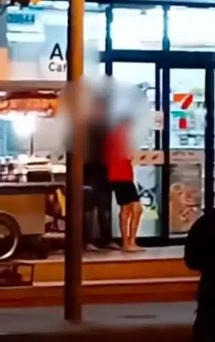 ชายผู้ก่อเหตุใช้อาวุธมีดจี้คอหญิงสาวหน้าร้านสะดวกซื้อ