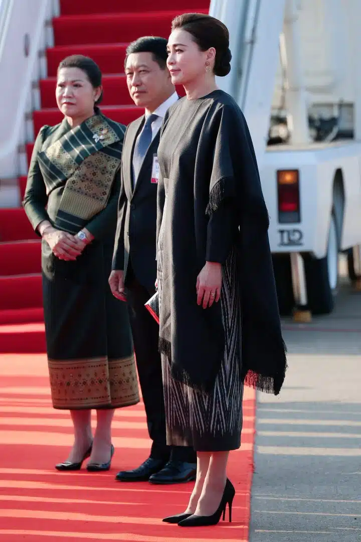 ฉลองพระองค์ พระราชินี เสด็จฯ ลาว-2