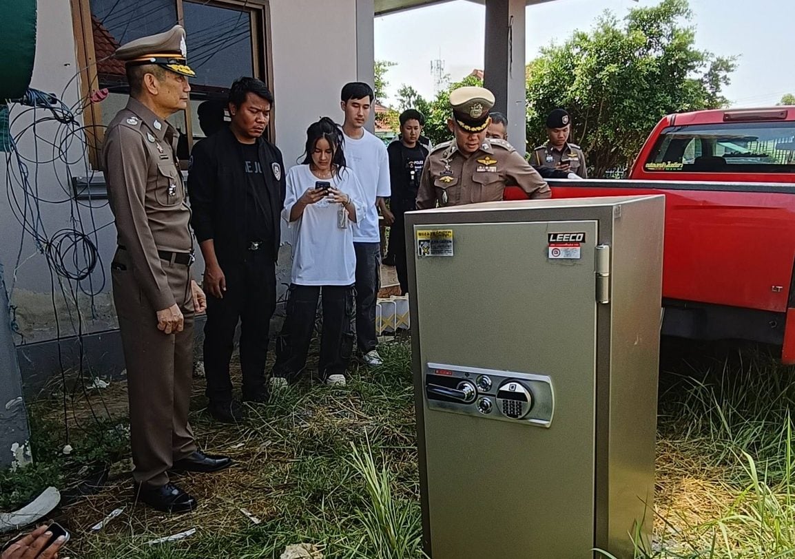 สภาพตู้เซฟของมดออยที่ถูกผู้ต้องหาทุบทำลายจนเป็นรูโหว่ขนาดใหญ่