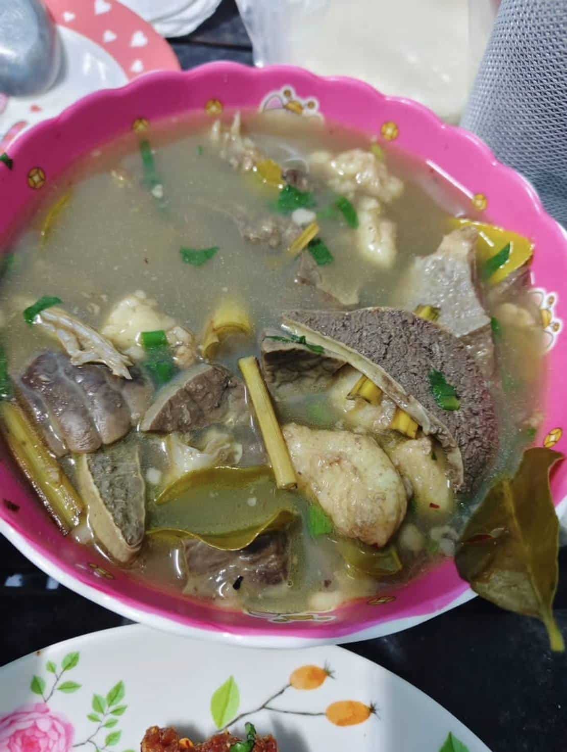 ต้มเนื้อที่มีเข็มอยู่ในชิ้นเนื้อ