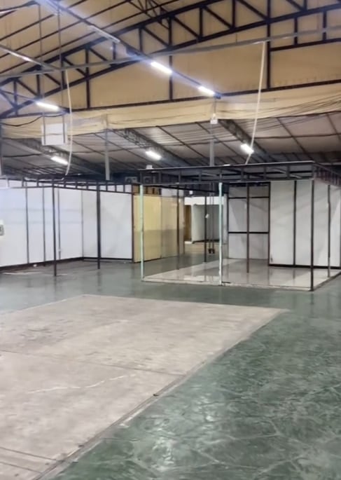 น่าใจหาย! ตลาดดัง 20 ปีก่อน กลายสภาพเป็นที่ร้าง ร้านค้าเงียบเหงา ทำคนหวนนึกถึงวันเก่าๆ-4