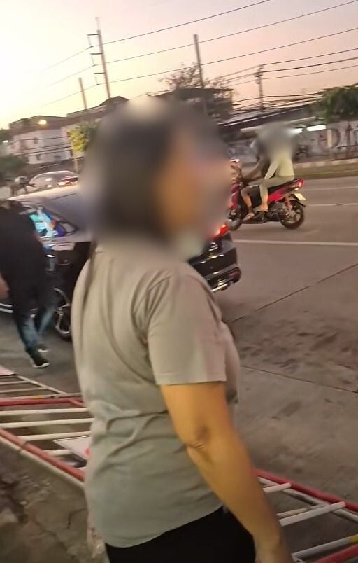 ภาพเหตุการณ์หนุ่มหัวร้อนยืนเถียงกับป้าพลเมืองดีกลางถนน