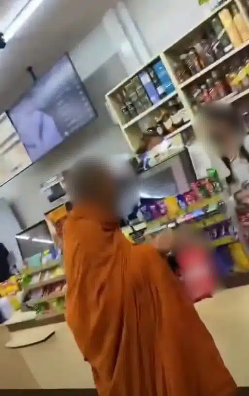 ภาพจากคลิปวิดีโอพระสงฆ์ถือขวดเบียร์ยืนรอจ่ายเงิน