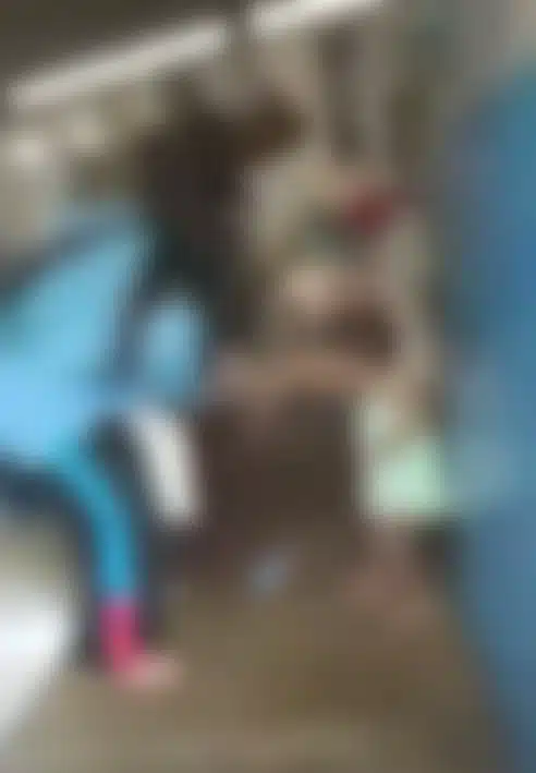 ภาพจากคลิปวิดีโอขณะน้าสาววัย 18 ปี กำลังทำร้ายร่างกายเด็กวัย 2 ขวบ