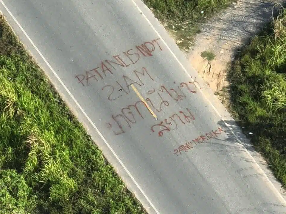 ร่องรอยการพ่นสีสเปรย์บนถนนในอำเภอบันนังสตา