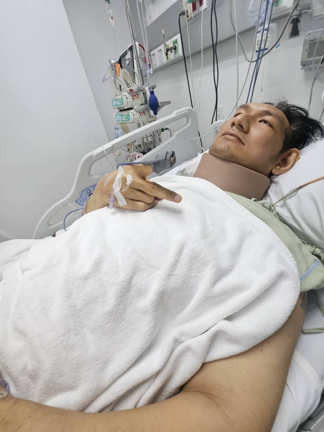 ภรรยาโยกเยก เชิญยิ้ม อัปเดตอาการตลกดัง หลังผ่าตัดกระดูกทับเส้นประสาท-1