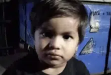 คนร้าย ใช้จอบฟันคอลูกชาย 5 ขวบ ดับต่อหน้าแม่ ชาวบ้านฮือรุมประชาทัณฑ์ ตายคาตีน