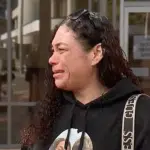 แม่ใจสลาย ยืนร้องไห้หน้าศาล หนุ่มซิ่งชนลูกตาย 2 ศพ หนีไปกิน KFC ศาลสั่คุกแค่ 5 ปี