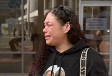 แม่ใจสลาย ยืนร้องไห้หน้าศาล หนุ่มซิ่งชนลูกตาย 2 ศพ หนีไปกิน KFC ศาลสั่คุกแค่ 5 ปี