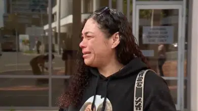 แม่ใจสลาย ยืนร้องไห้หน้าศาล หนุ่มซิ่งชนลูกตาย 2 ศพ หนีไปกิน KFC ศาลสั่คุกแค่ 5 ปี