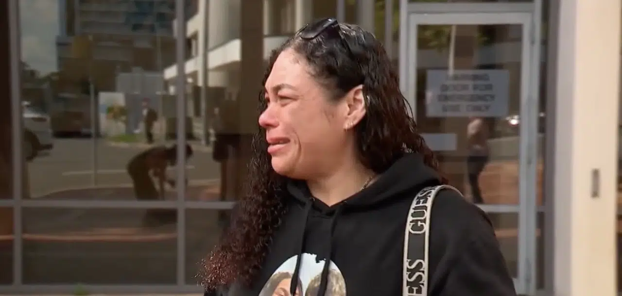 แม่ใจสลาย ยืนร้องไห้หน้าศาล หนุ่มซิ่งชนลูกตาย 2 ศพ หนีไปกิน KFC ศาลสั่คุกแค่ 5 ปี