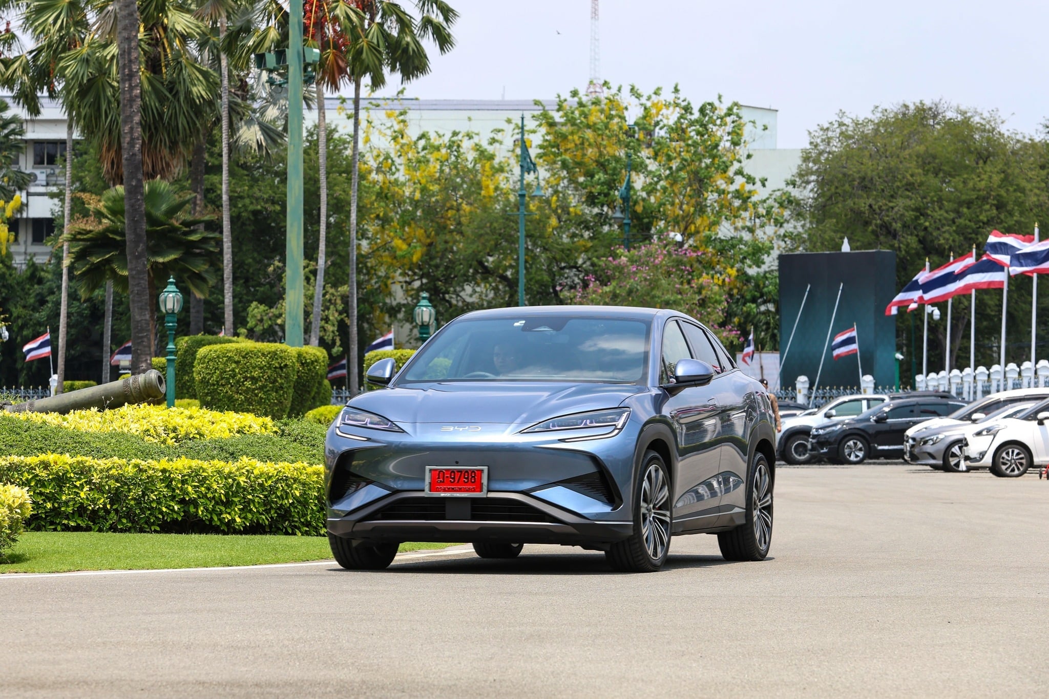 รถยนต์ไฟฟ้า BYD Sealion 7 สีเทาเข้มของนายกฯ อนุทิน