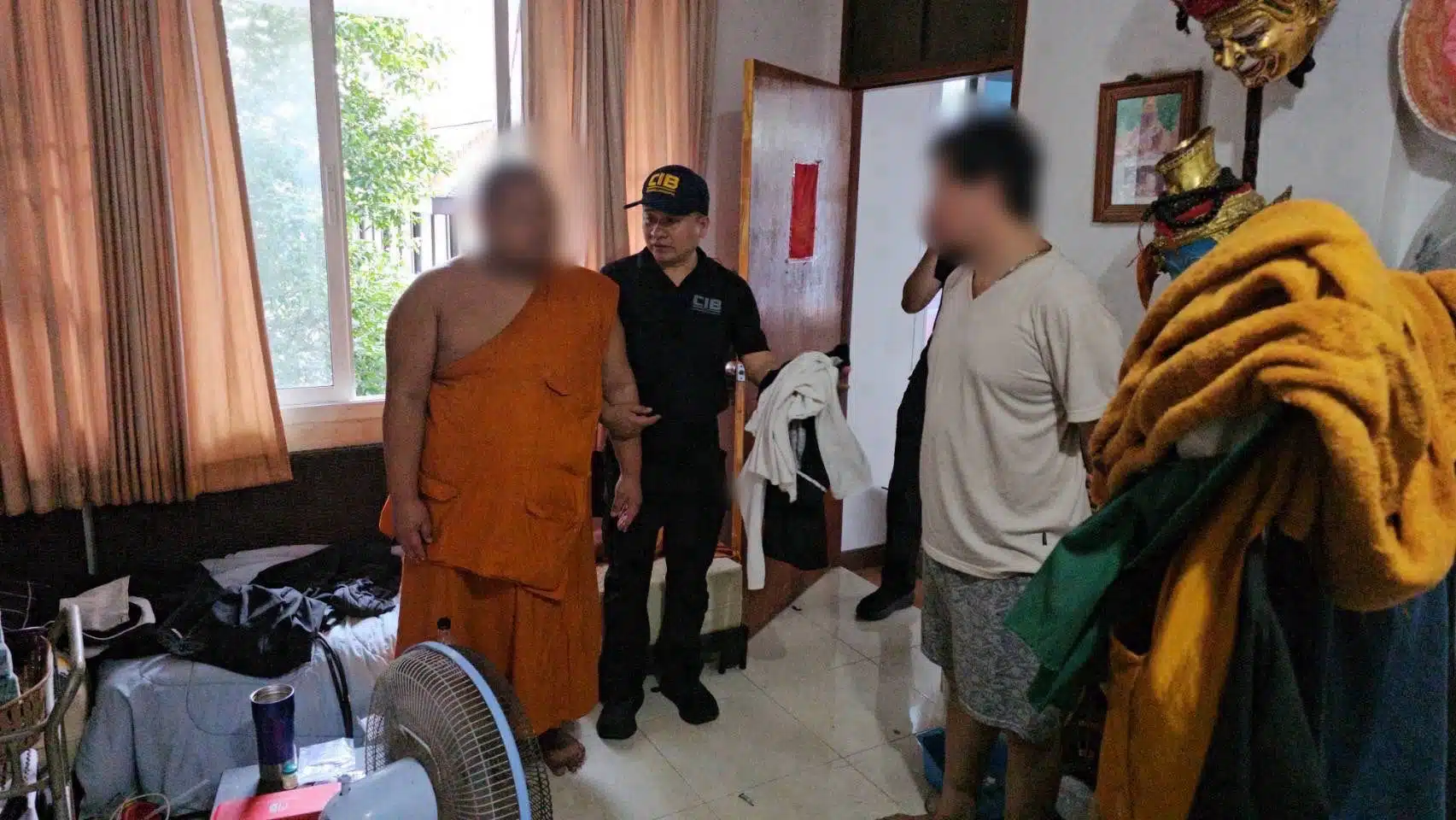 เจ้าหน้าที่ตำรวจ ปคม. นำกำลังเข้าควบคุมตัว 2 พระผู้ต้องหาภายในวัดชื่อดัง