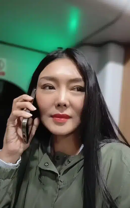 ลูกหมี รัศมี รับโทรศัพท์ฟังผลคำตัดสินบนรถไฟ