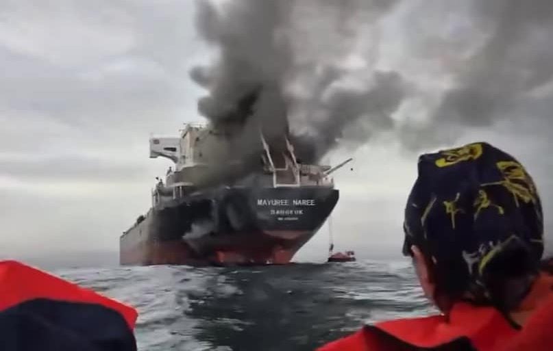 กลุ่มควันดำขนาดใหญ่พวยพุ่งออกมาจากส่วนท้ายของเรือมยุรีนารี