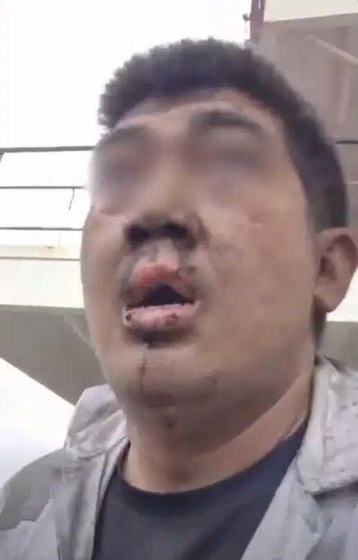 ลูกเรือชาวไทยที่มีใบหน้าเปื้อนเขม่าสีดำแสดงอาการตื่นตระหนก