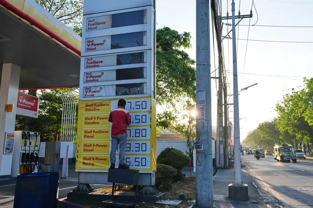 ราคาน้ำมันในฟิลิปปินส์พุ่งสูงขึ้นหน้าสถานีบริการน้ำมัน