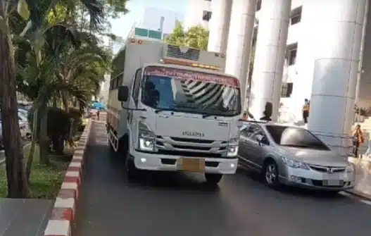 สภาพล่าสุด ทนายตั้ม-ภรรยา ใส่ชุดผู้ต้องขัง-เดินจับมือกัน เข้าห้องพิจารณาคดี-1