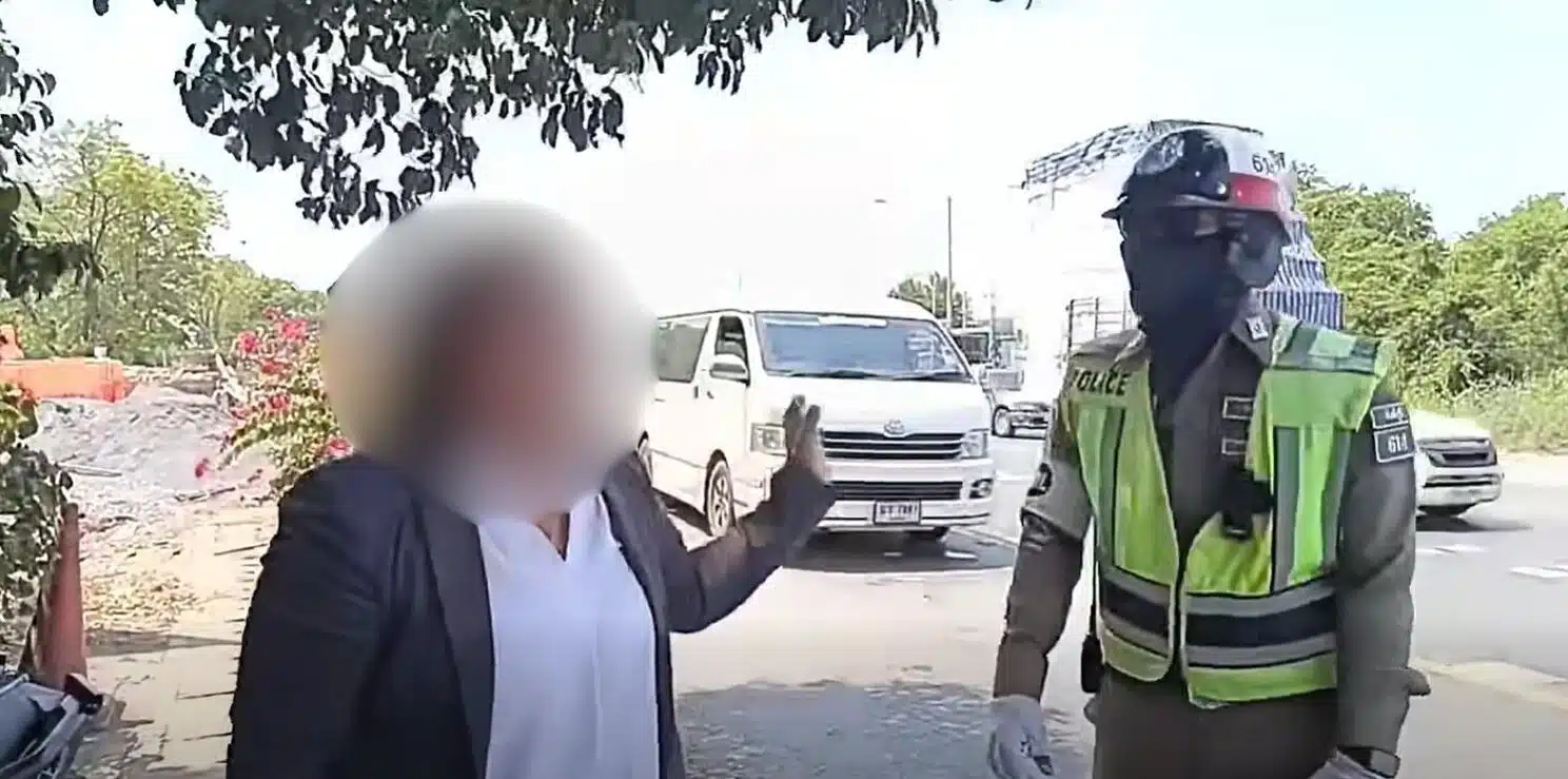 หญิงสาวหัวร้อนยืนโวยวายและชี้หน้าด่าเจ้าหน้าที่ตำรวจจราจรขณะถูกเรียกตรวจ