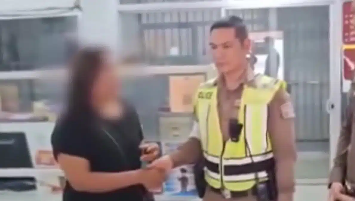 หญิงผู้ก่อเหตุเดินทางมายัง สภ.พรหมบุรี เพื่อจับมือขอโทษเจ้าหน้าที่ตำรวจ