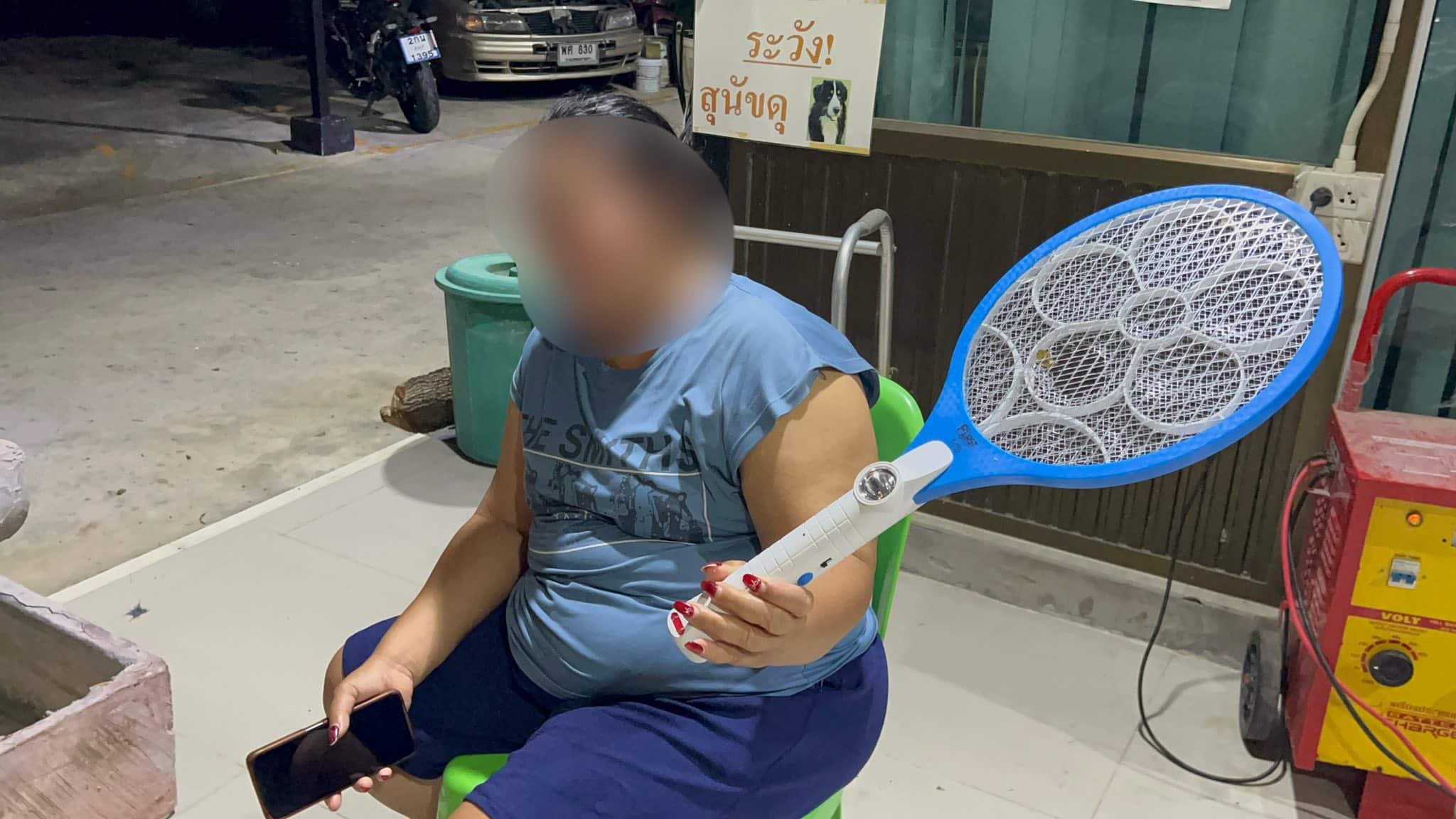 อุทาหรณ์! ไม้ตียุงไฟฟ้า ไม่มี มอก. ระเบิดใส่หน้า-แขน วัยรุ่นพานทองเจ็บหนัก-2