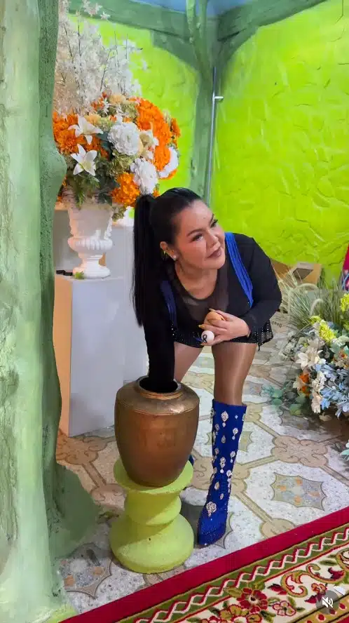 ฮาย อาภาพร นครสวรรค์ ขณะล้วงไหขอเลขเด็ดหน้าหุ่นไวพจน์ เพชรสุพรรณ