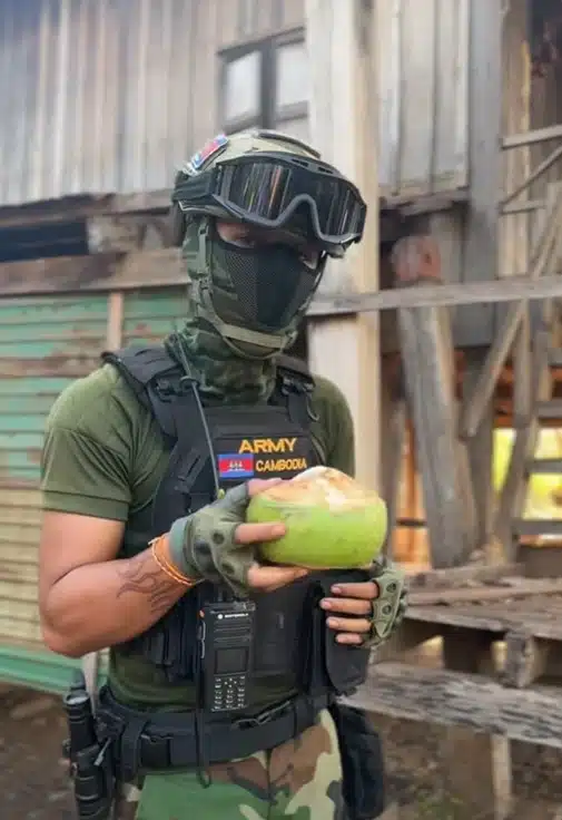 ทหารชาวกัมพูชาโชว์การใช้ศอกทุบมะพร้าวสด