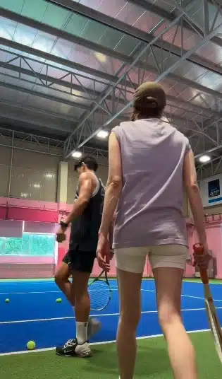 เจนี่ โพสต์คลิปตีเทนนิส พร้อมหน้า น้องโนล่า และอดีตสามี มิกกี้ อัลภาชน์ แฟนๆ ใจฟู-1