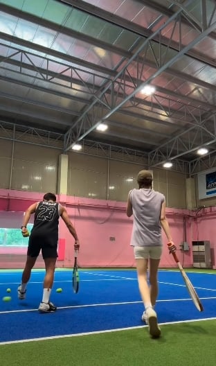 เจนี่ โพสต์คลิปตีเทนนิส พร้อมหน้า น้องโนล่า และอดีตสามี มิกกี้ อัลภาชน์ แฟนๆ ใจฟู-2