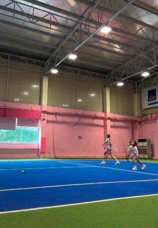 เจนี่ โพสต์คลิปตีเทนนิส พร้อมหน้า น้องโนล่า และอดีตสามี มิกกี้ อัลภาชน์ แฟนๆ ใจฟู-3