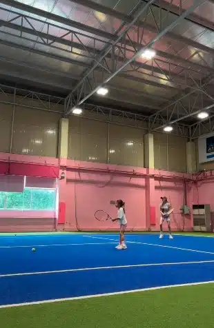 เจนี่ โพสต์คลิปตีเทนนิส พร้อมหน้า น้องโนล่า และอดีตสามี มิกกี้ อัลภาชน์ แฟนๆ ใจฟู-4