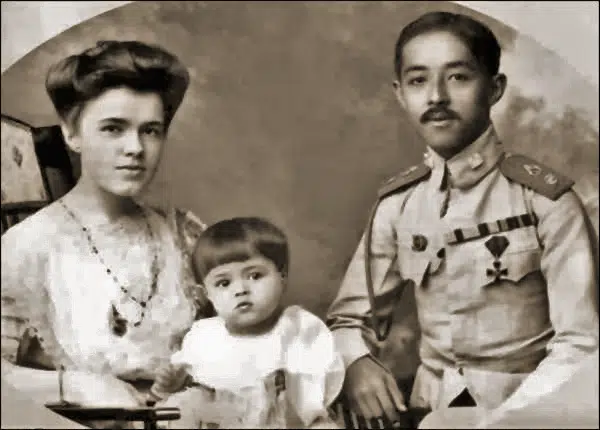 (ภาพจาก : วิกิพีเดีย) หม่อมคัทริน ณ พิศณุโลก พระเจ้าวรวงศ์เธอ พระองค์เจ้าจุลจักรพงษ์และสมเด็จพระเจ้าบรมวงศ์เธอ เจ้าฟ้าจักรพงษ์ภูวนาถ กรมหลวงพิษณุโลกประชานาถ