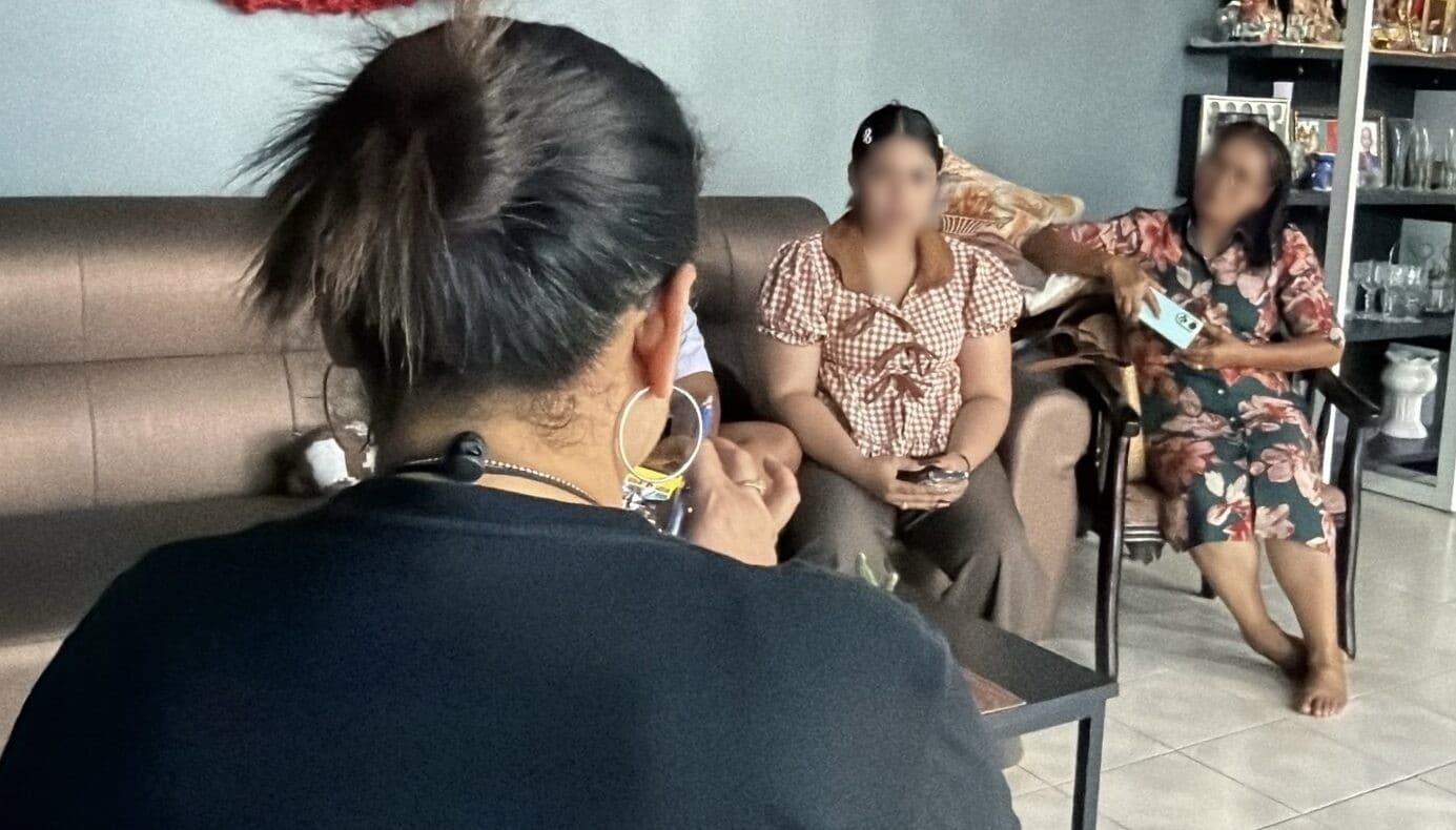 ผู้เป็นแม่นำเอกสารหลักฐานเข้าร้องเรียนต่อสื่อมวลชนขอความเป็นธรรม