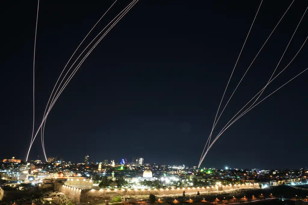 ระบบป้องกันภัยทางอากาศ Iron Dome ของอิสราเอลสกัดกั้นขีปนาวุธ