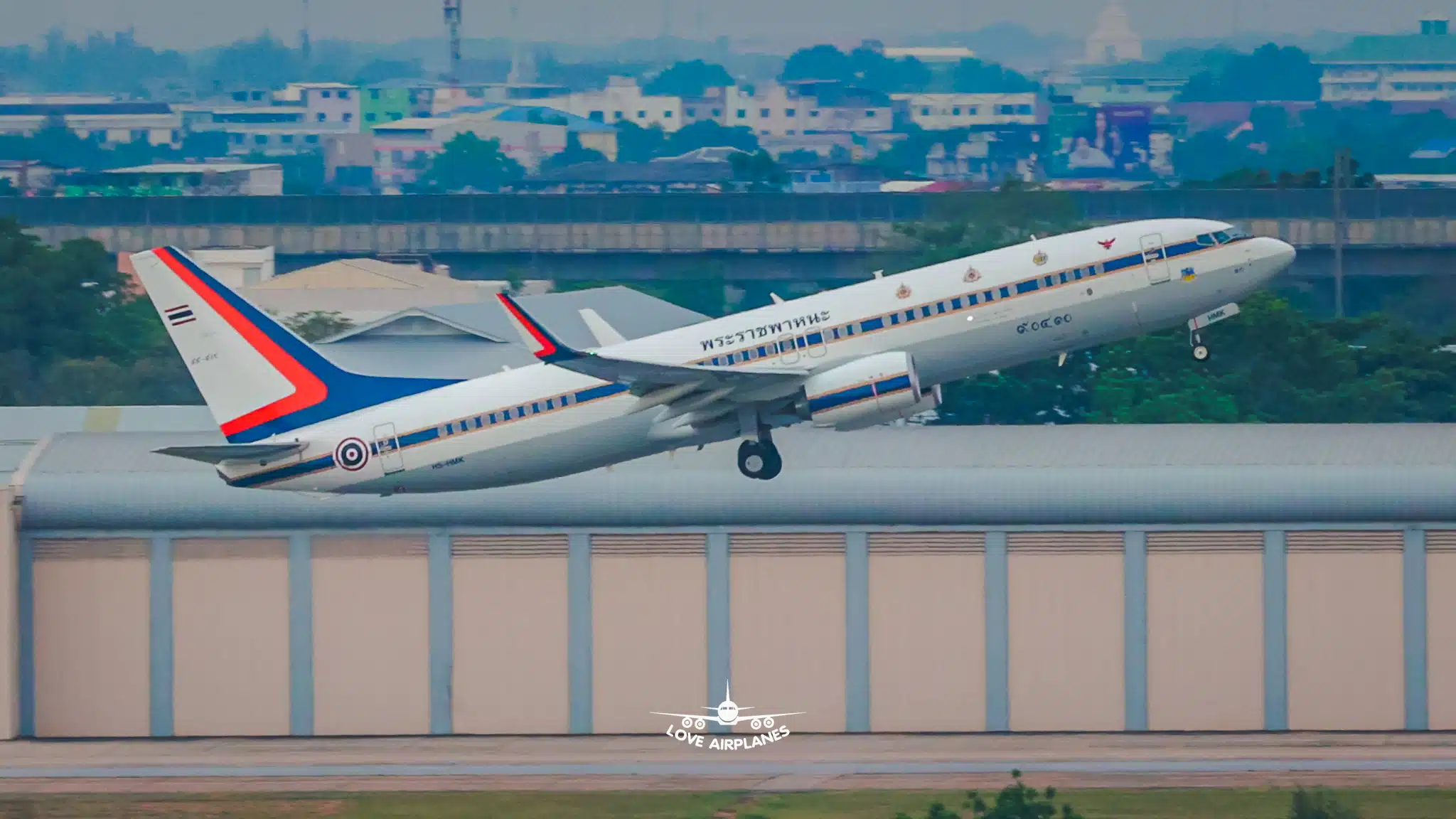 ในหลวง-พระราชินี ทรงขับเครื่องบินพระที่นั่ง เสด็จฯ เยือน สปป.ลาว-1