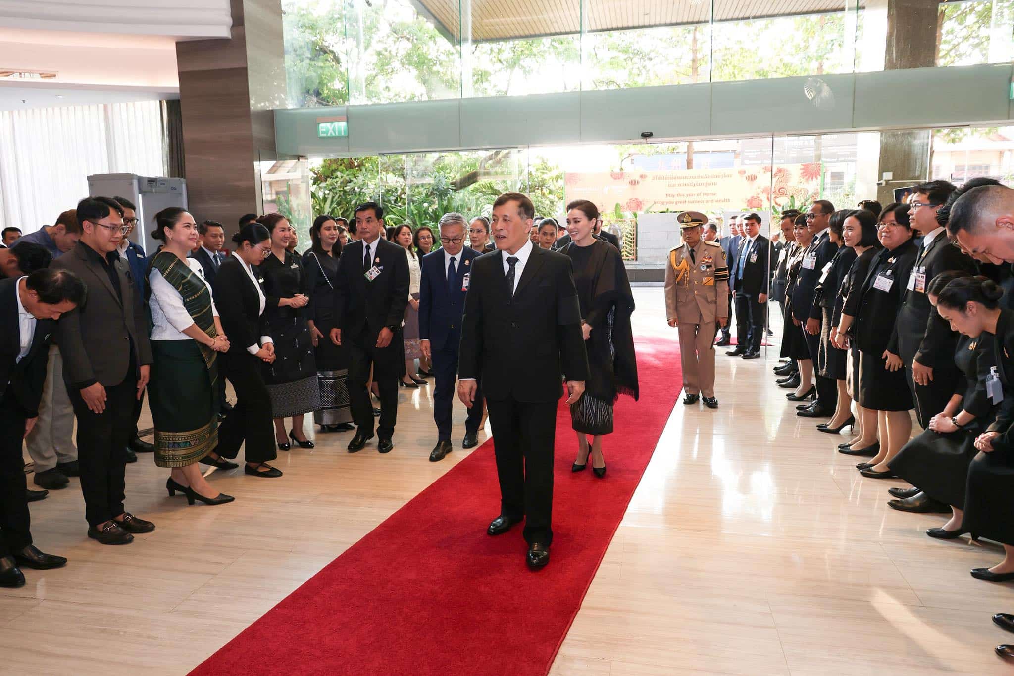 ในหลวง-พระราชินี ทรงขับเครื่องบินพระที่นั่ง เสด็จฯ เยือน สปป.ลาว-2