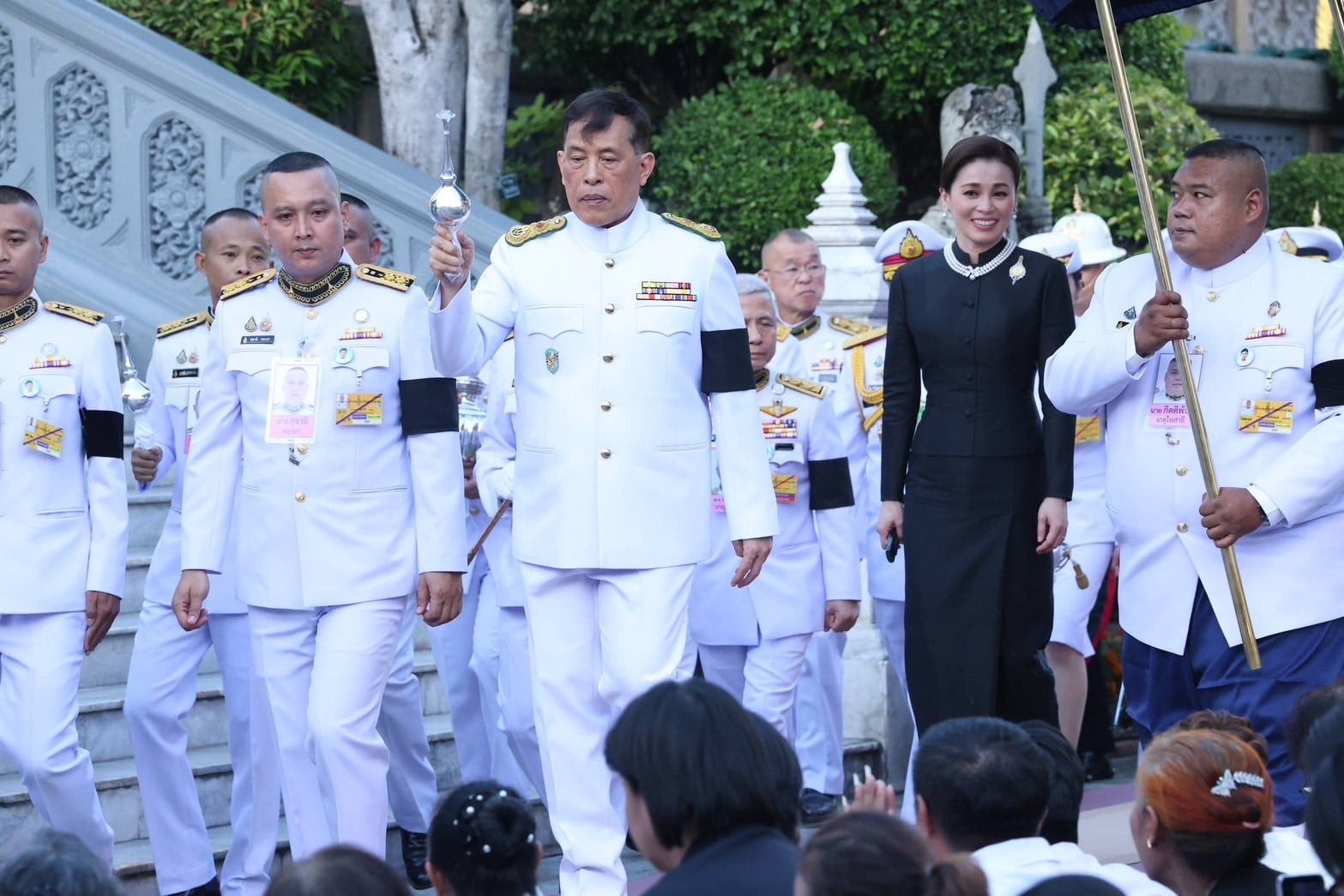 ในหลวง-พระราชินี เสร็จฯ ทรงเปลี่ยนเครื่องทรงฤดูร้อน พระแก้วมรกต-1