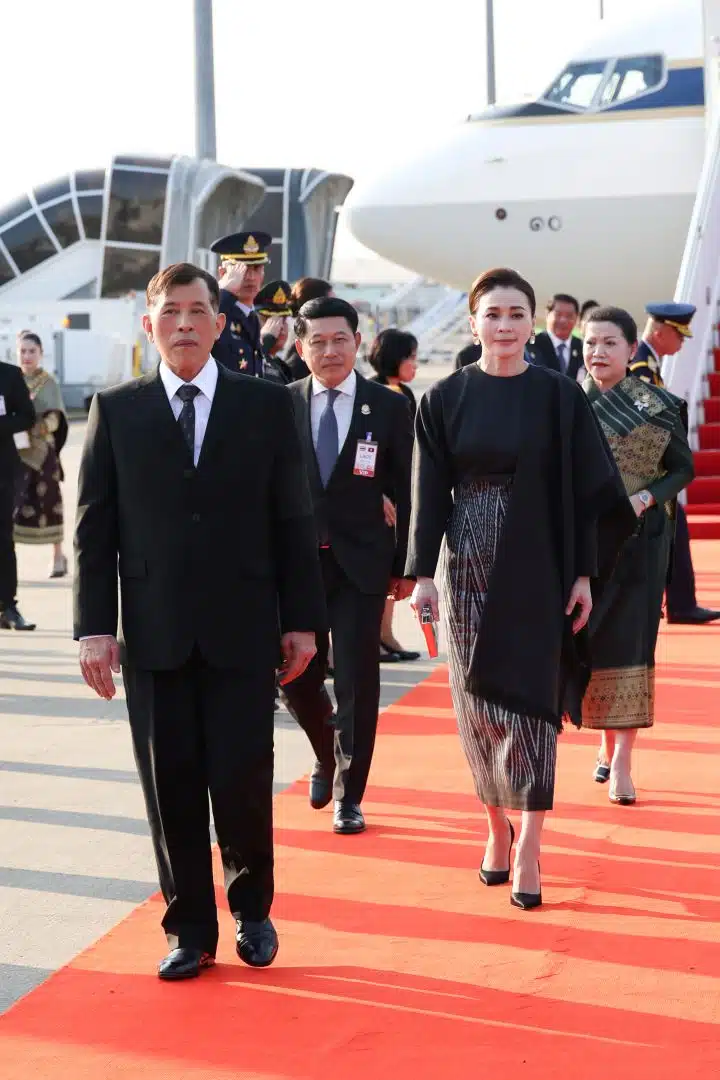 ในหลวง และ พระราชินี เสด็จฯ ลาว-2