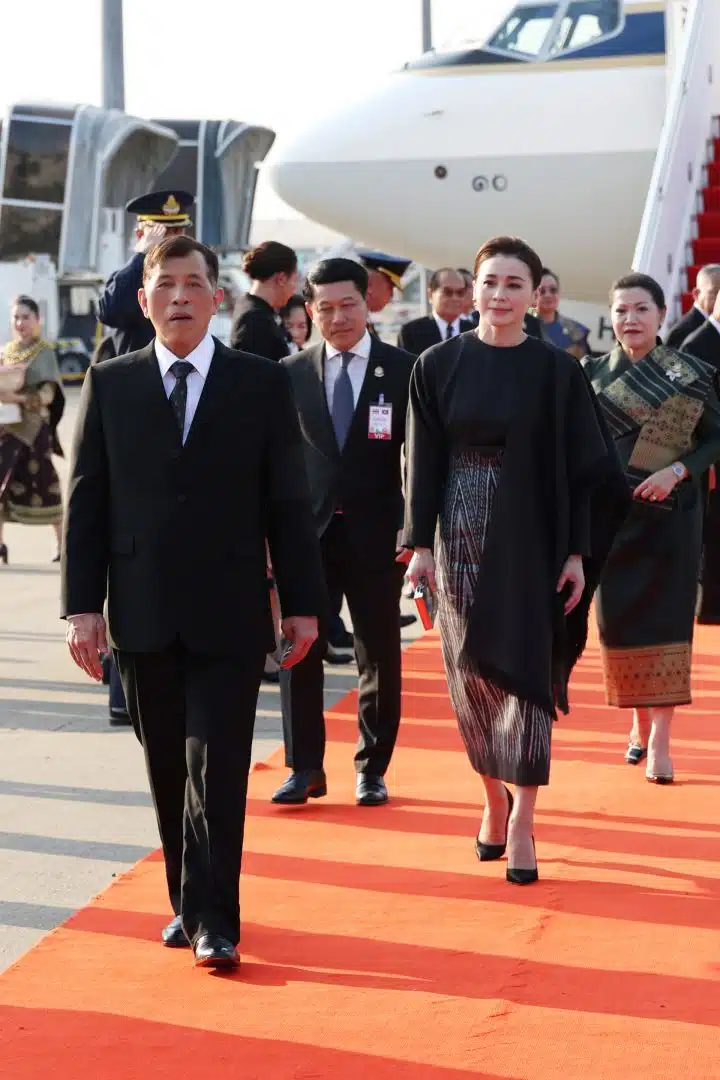 ในหลวง และ พระราชินี เสด็จฯ ลาว