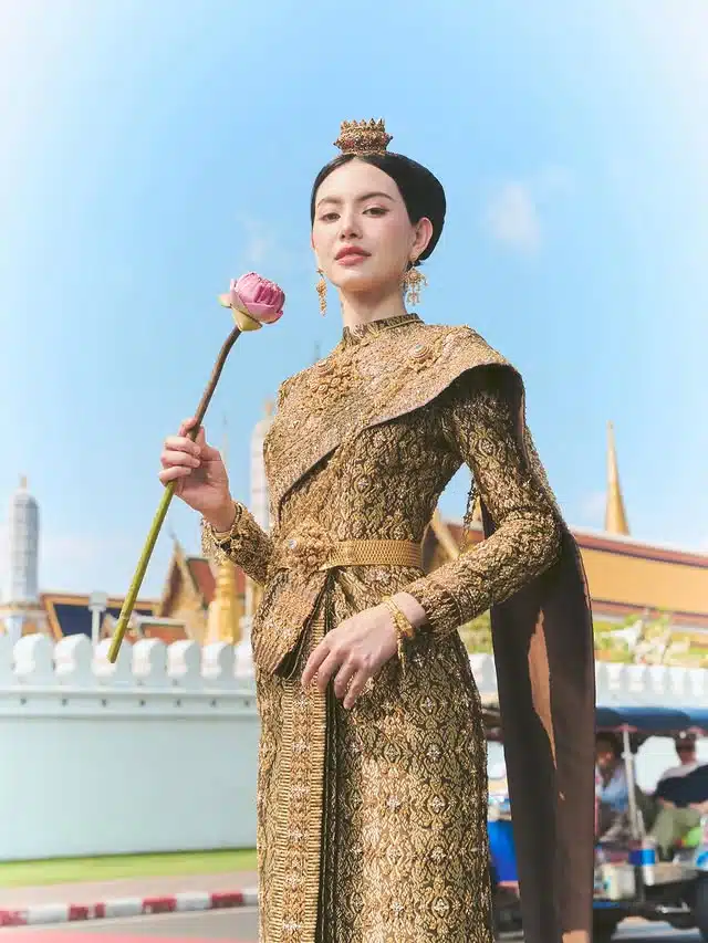 ใหม่ ดาวิกา โฮร์เน่ สวมชุดไทยศิวาลัยสวยงามสง่าหน้าวัดพระศรีรัตนศาสดาราม